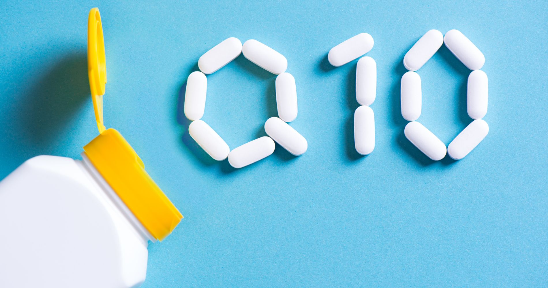 Koenzym Q10 – tabletki ułożone w napis Q10 na niebieskim tle.