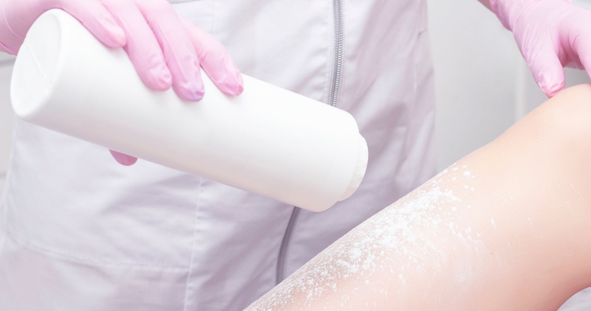 Talk kosmetyczny używany podczas zabiegu – zastosowanie talku w kosmetyce.