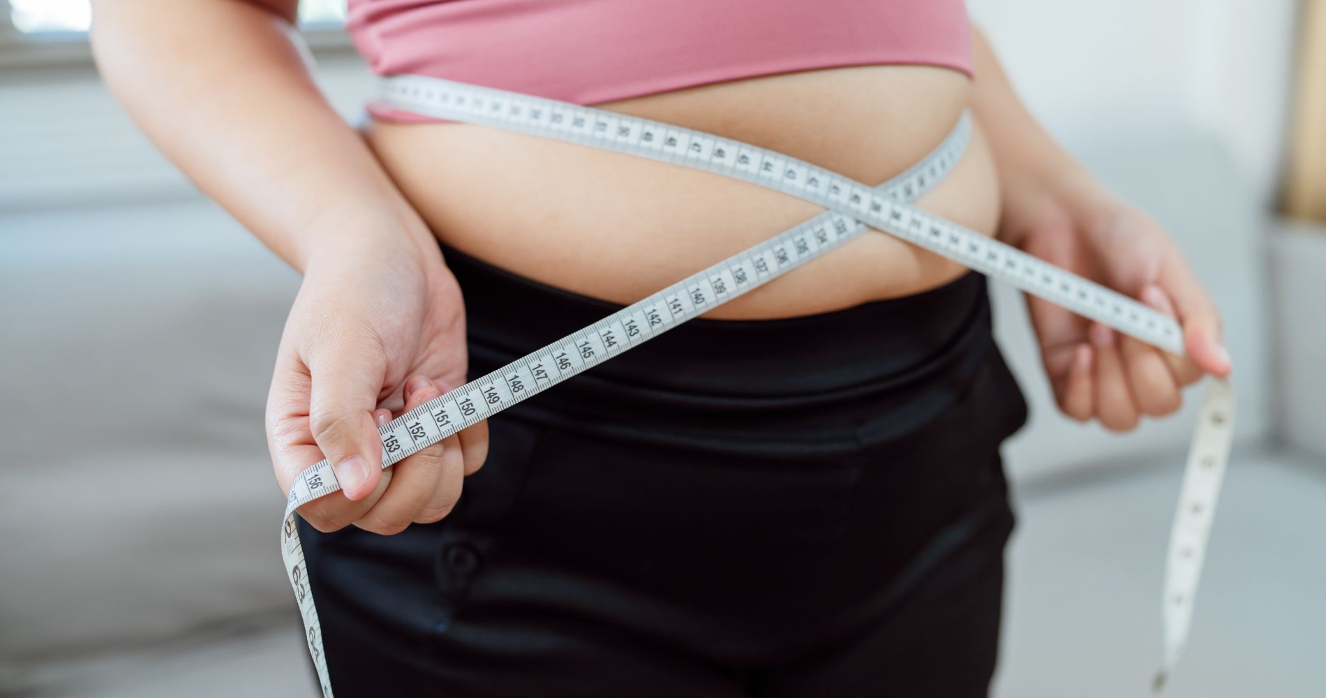 Insulinowa teoria otyłości – związek insuliny z odkładaniem tkanki tłuszczowej w okolicy brzucha.