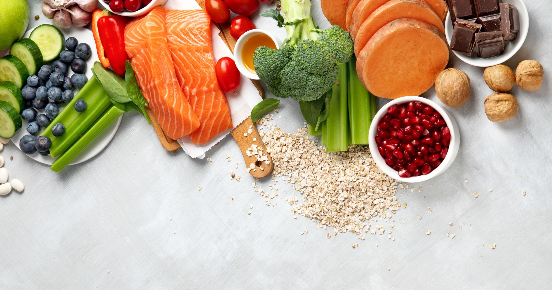 Zdrowe produkty o działaniu anti-aging – łosoś, warzywa, owoce, orzechy i gorzka czekolada.