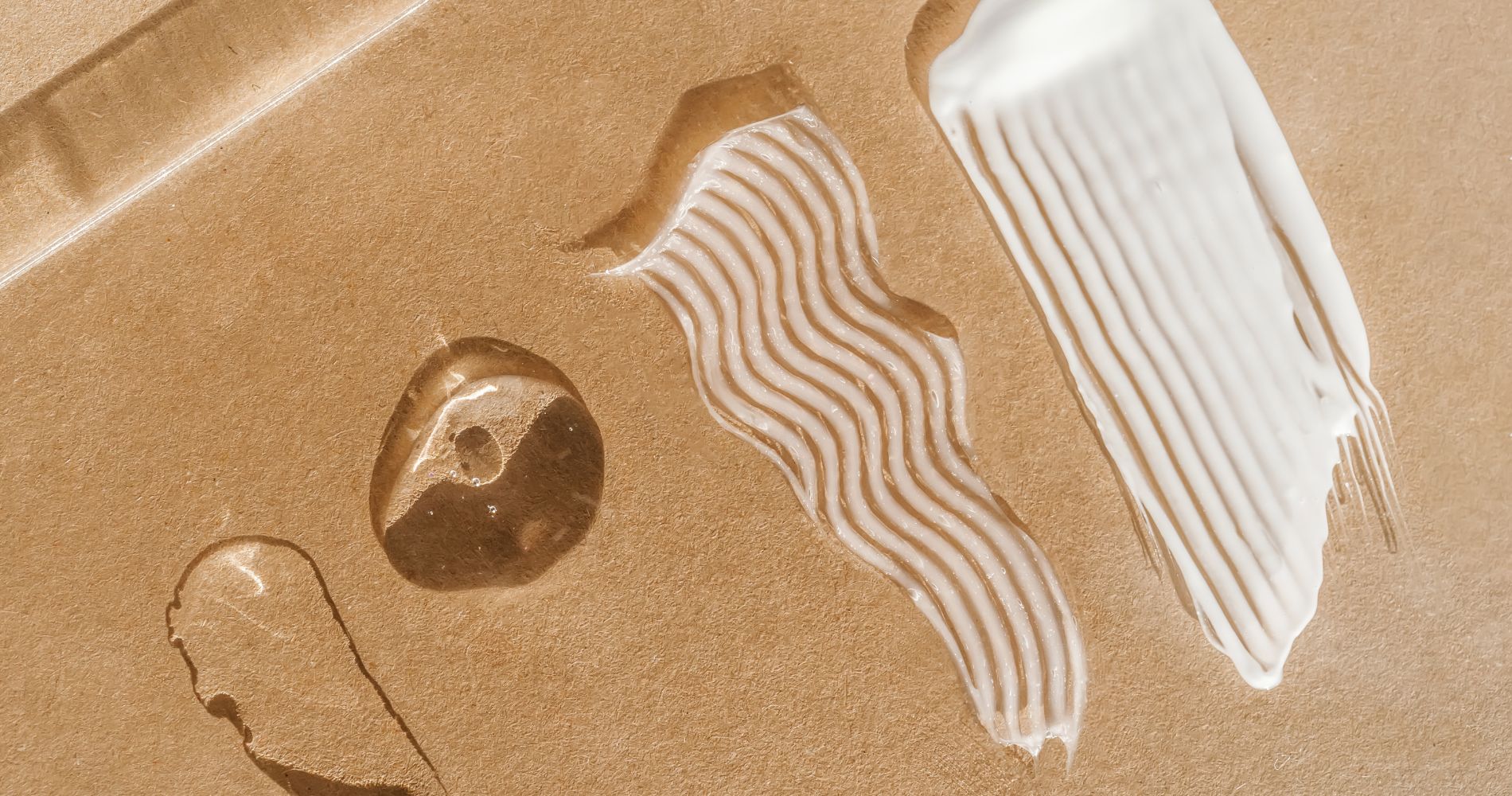 Konsystencja kremów i serum z ceramidami stosowanych w pielęgnacji skóry.