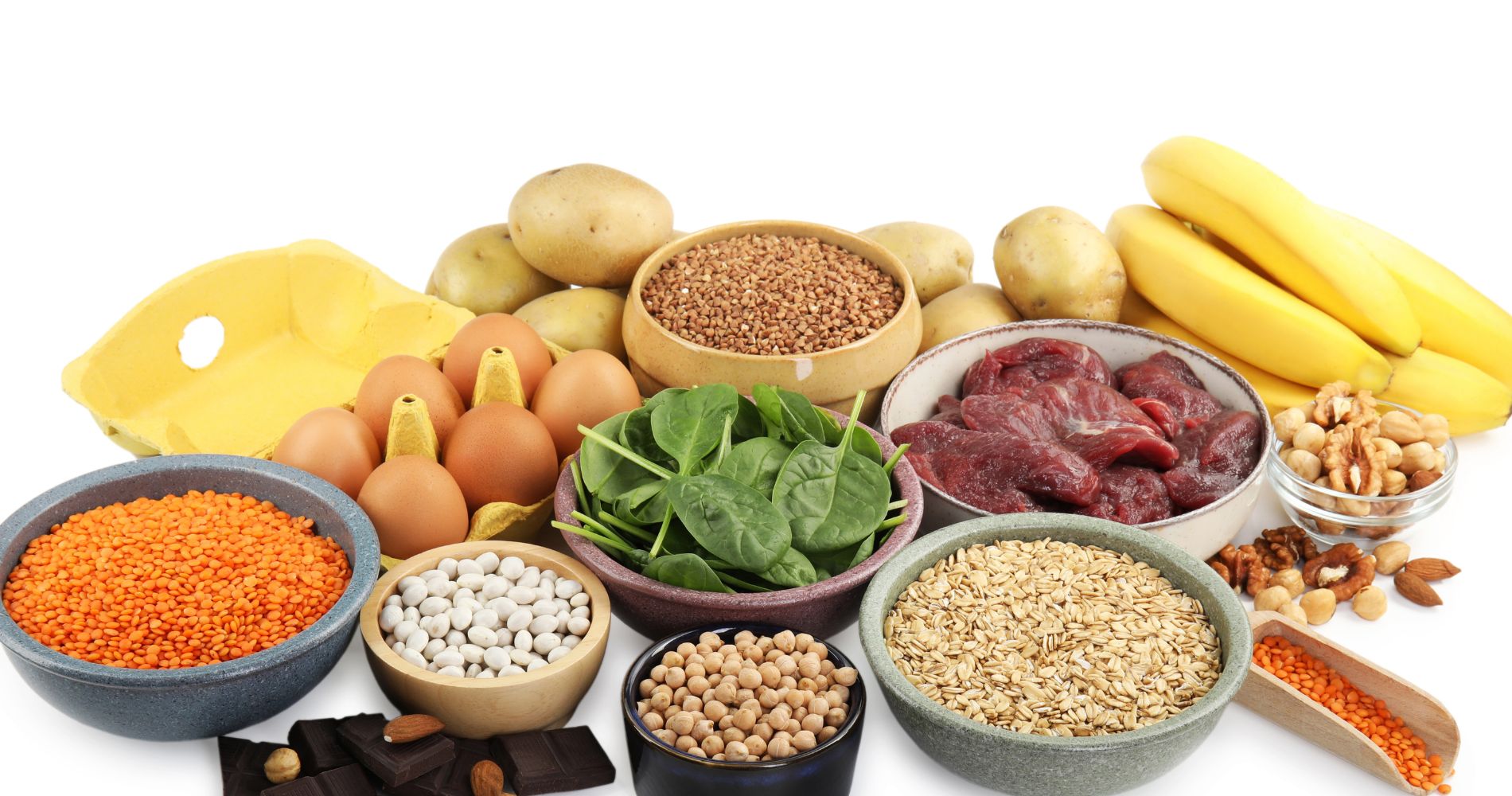 Produkty bogate w żelazo i witaminy wspierające leczenie anemii – mięso, jajka, rośliny strączkowe, orzechy i warzywa.