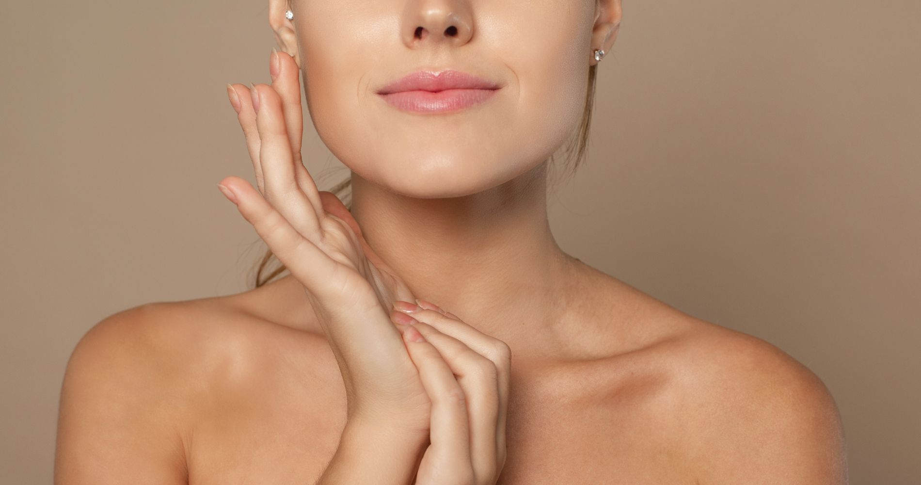 Gładka i promienna skóra twarzy po kuracji z retinolem.