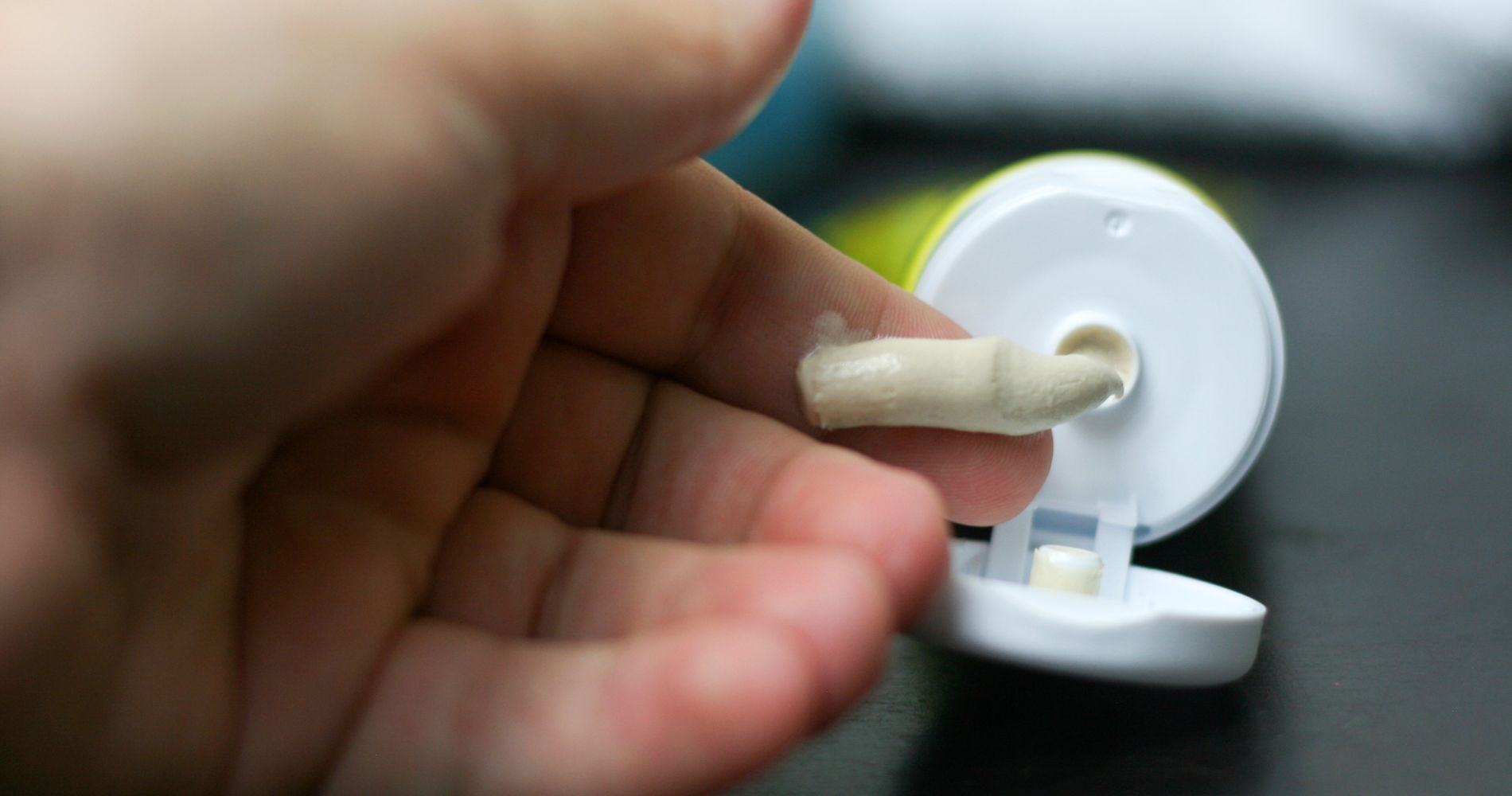 Aplikacja kremu na skórę – pielęgnacja i leczenie potówek u dzieci i dorosłych.