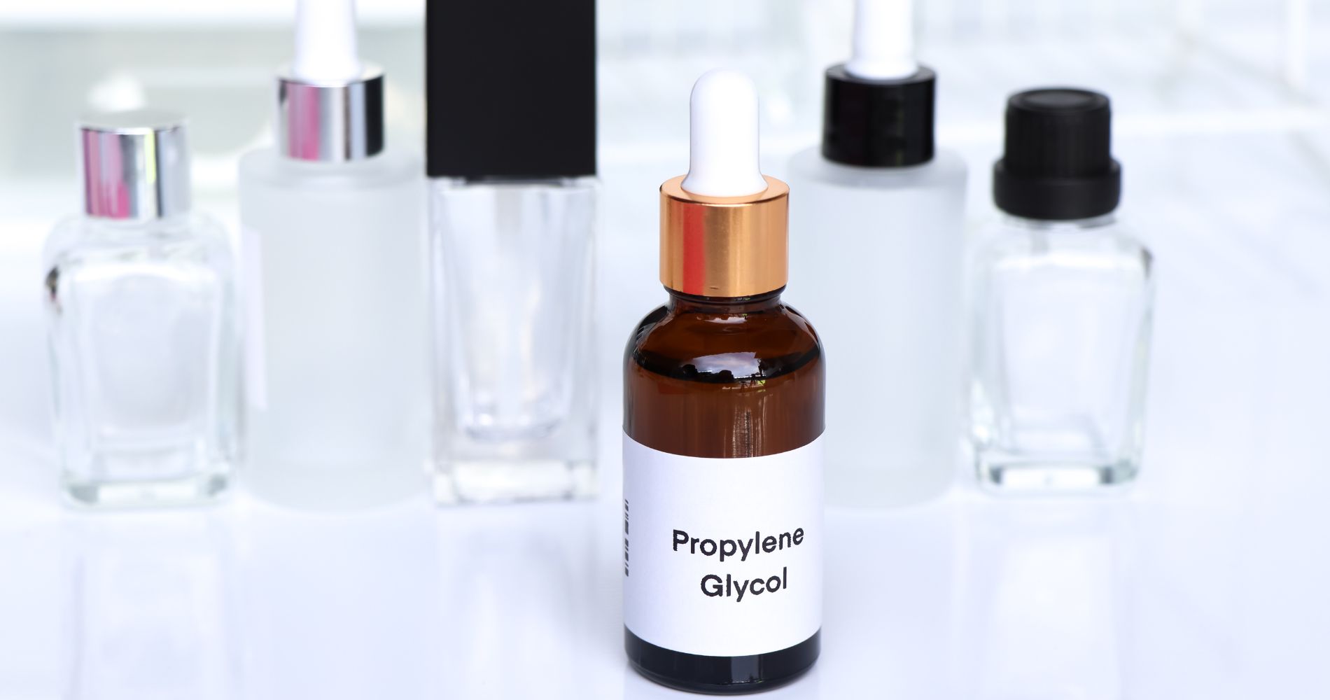 Butelka z glikolem propylenowym (PEG) na tle opakowań kosmetycznych – składnik stosowany w kosmetykach.