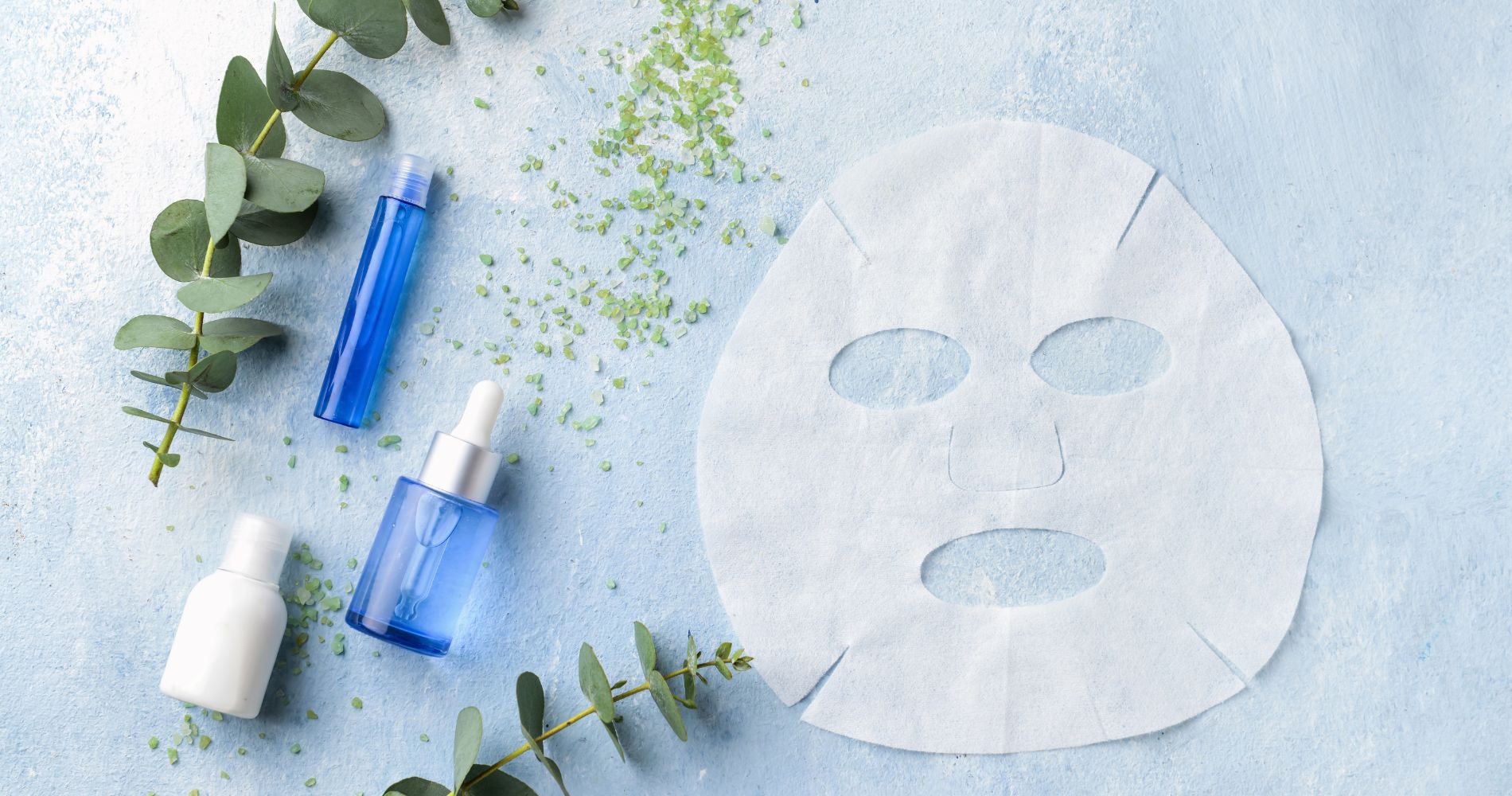 Świadoma pielęgnacja twarzy – maska w płachcie, serum i kosmetyki pielęgnacyjne na jasnym tle.