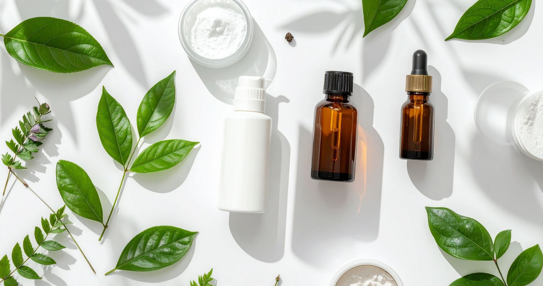 Naturalne kosmetyki organiczne – roślinne składniki, olejki i minimalistyczne opakowania.