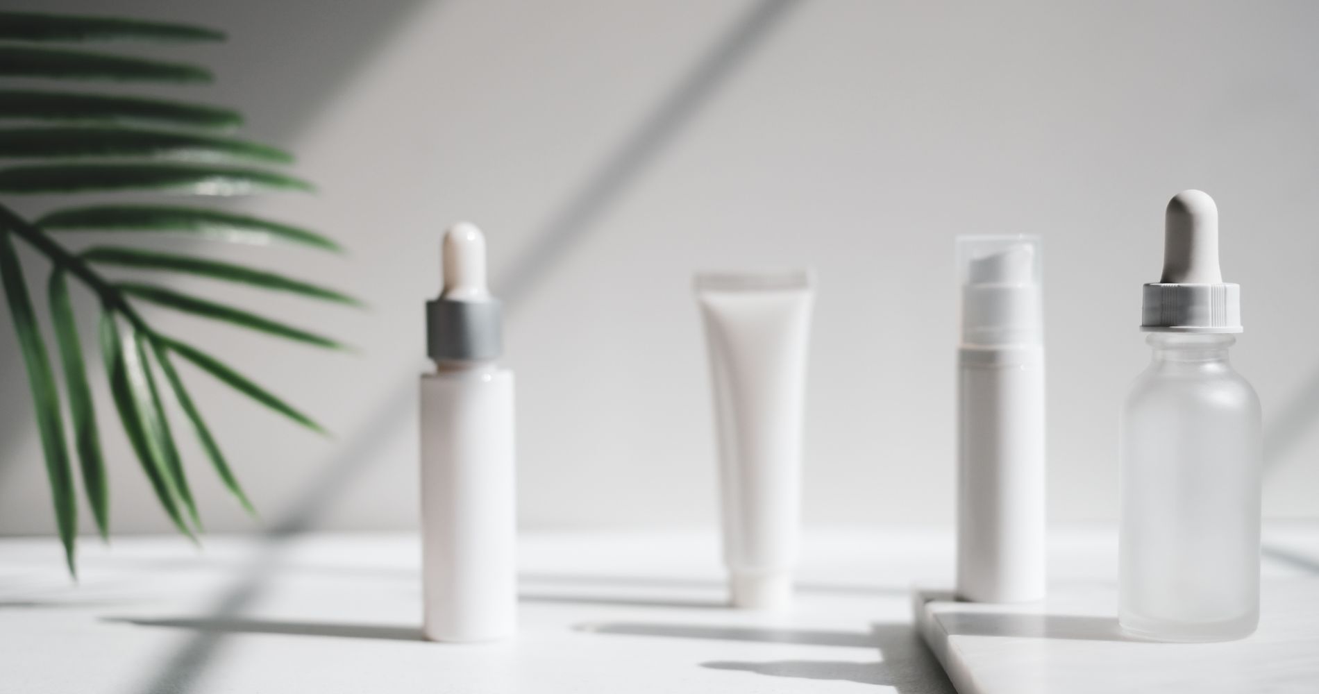 Oznaczenia na kosmetykach – różne opakowania kosmetyczne do pielęgnacji.