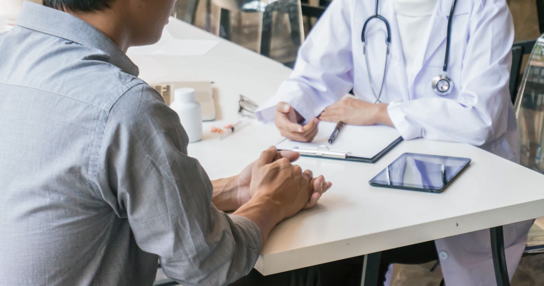 Konsultacja lekarska pacjenta z podejrzeniem róży – bakteryjnej choroby skóry.